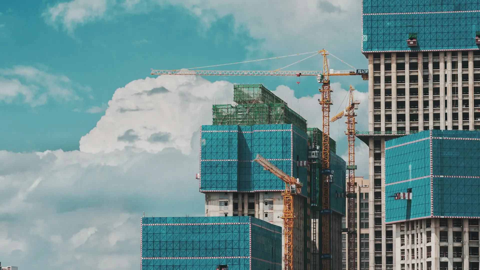 Edifícios em construção com gruas